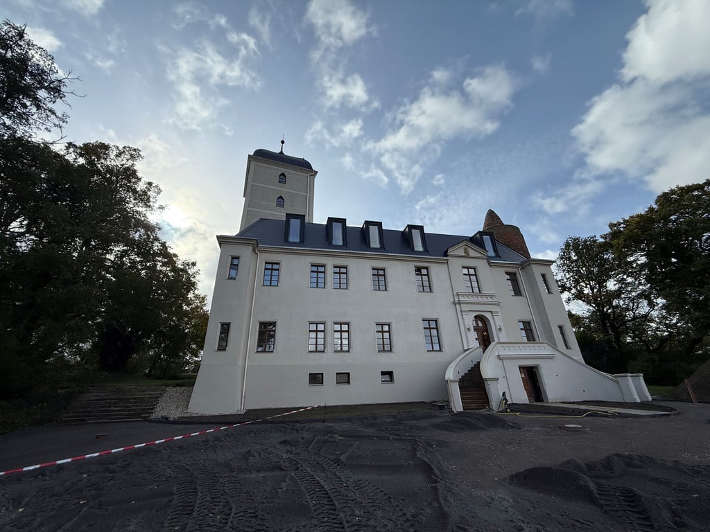Eine Firma hat das Poucher Schloss komplett saniert und zum Wohnstandort umgebaut.