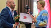 Yuliia Nikitchenko (r) vom Opora-Verein nimmt den Landesintegrationspreis entgegen.