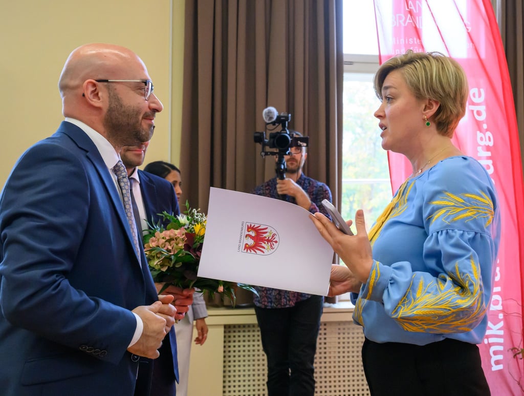 Yuliia Nikitchenko (r) vom Opora-Verein nimmt den Landesintegrationspreis entgegen.