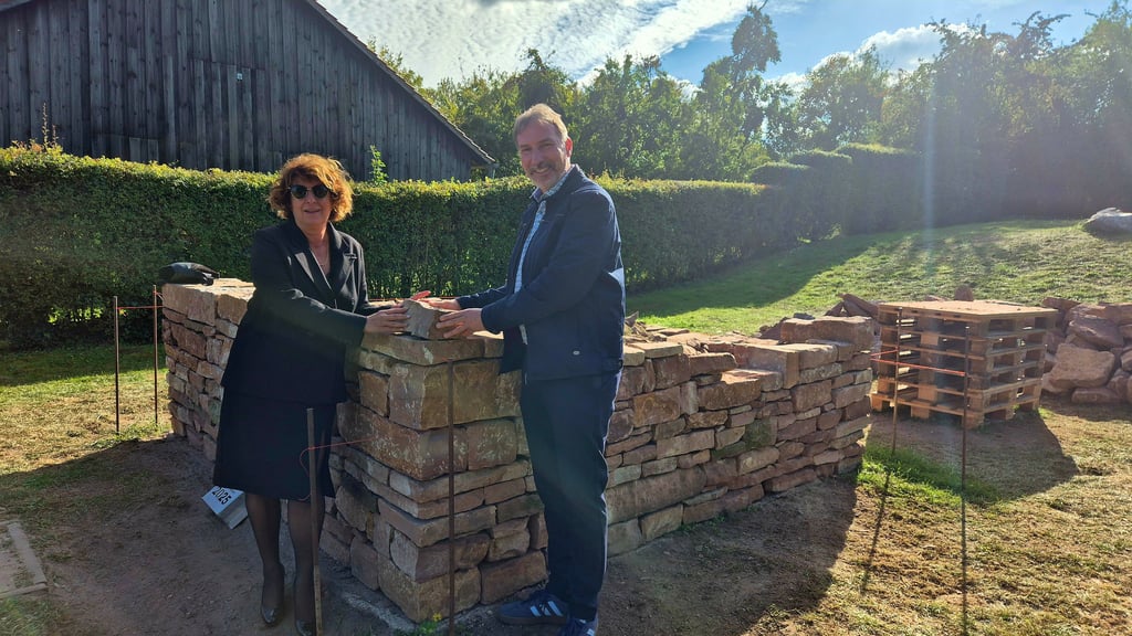 Frédérique Coudeyre, Direktorin der „Association Faire“, und Bernd Schauder, Geschäftsführer der Lebenshilfe Ostfalen, beim Bau der Pyramide.