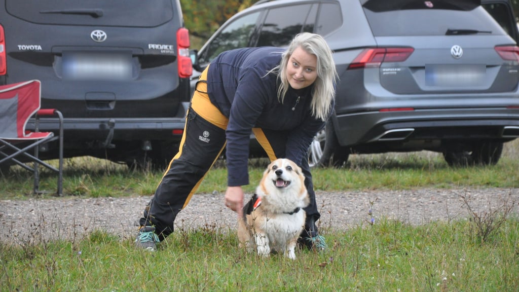 Darleen Pöhls vom Verein Rettungsunde Altmark und ihr Welsh Corgi Pembroke Munchkin sind bereit für das Training.
