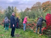 An der Turmwiese in Eilenstedt haben die Arbeiten begonnen. Mit dabei Eilenstedts Bürgermeisterin Diana Wenig (vorn).