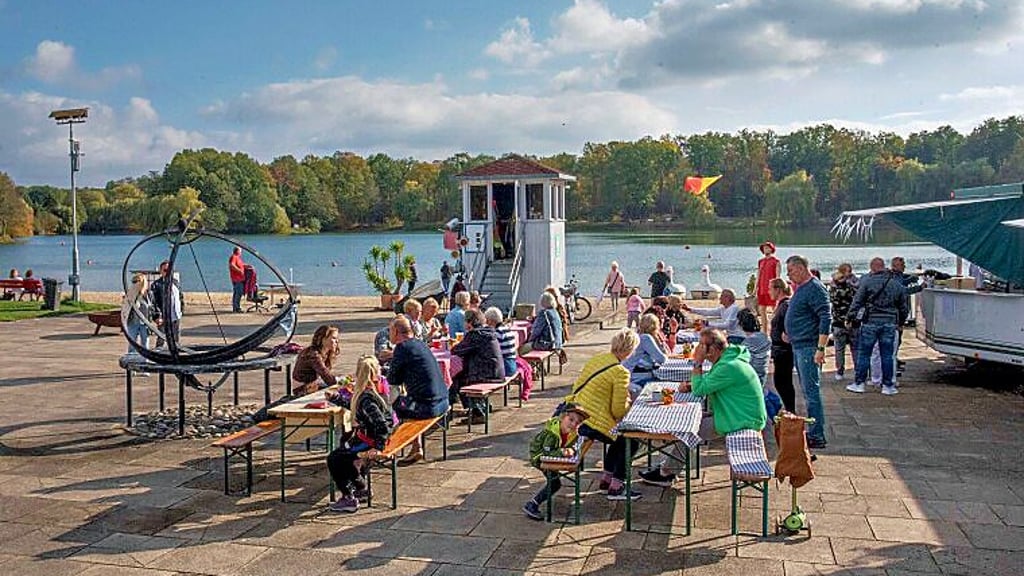 Zum Abbaden im Waldbad hoffen alle auf gutes Wetter.