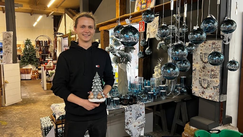 Sascha Schilling steckt in den finalen Vorbereitungen für den Beginn des Weihnachtsgeschäfts. In der Keramikscheune versucht man die Deko nach Farbe zu ordnen.
