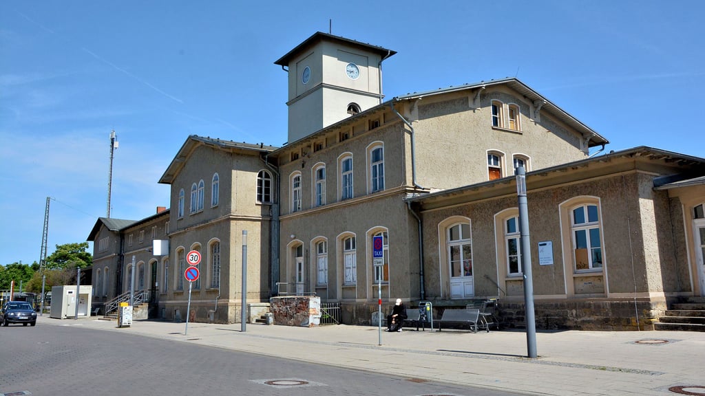 Die SWB plant mitlerweile schon seit Jahren die Sanierung des Schönebecker Bahnhofs. Das Gebäude soll nicht nur modernisiert werden, sondern künftig auch einem Gastronomiebetrieb und sogenannte Service-Appartements Platz bieten.