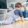 Krabbeln und entdecken: Häufiges Staubsaugen und feuchtes Wischen hilft, Babys vor im Hausstaub lauernden Schadstoffen zu schützen.