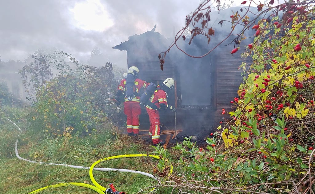 Am heutigen Donnerstag den 16.10.2025 gegen 12:30 Uhr kam es in der Magdeburger Straße in Roßlau zu einem Laubenbrand.