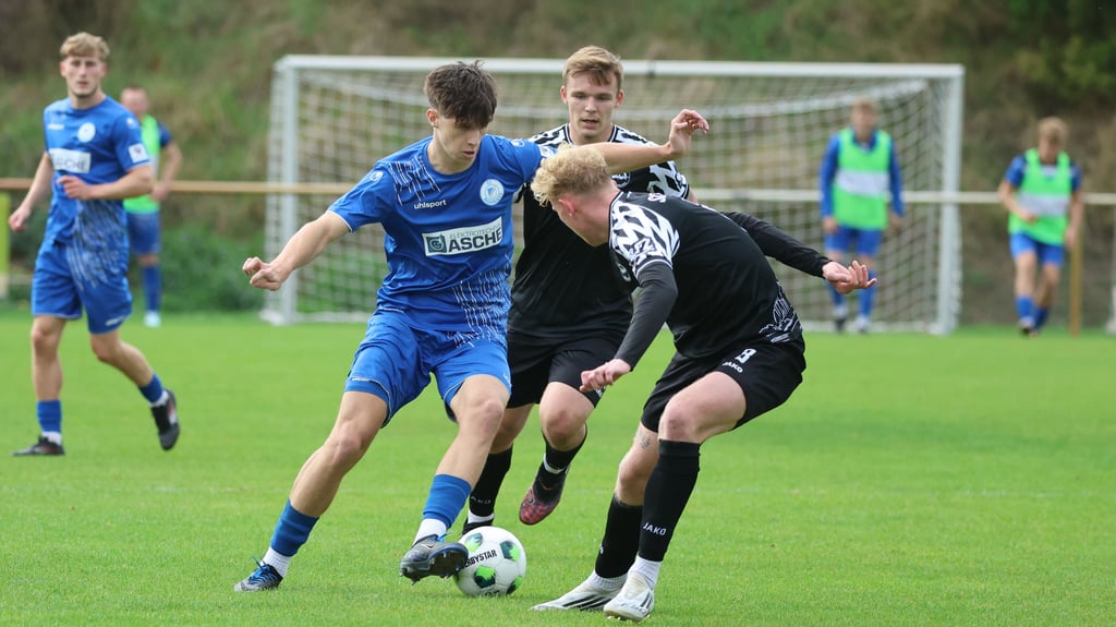 Joshua Steinbach (am Ball) will mit der Fortuna zu Hause ungeschlagen bleiben.