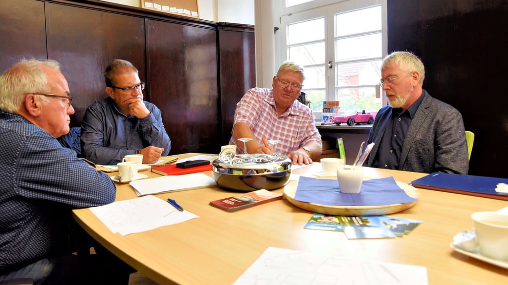 Kein einfaches Thema: Barbys Ortsbürgermeister Jens Strube (von links), Weihnachtsmarkt-Mitorganisator Frank Sieweck und Einheitsgemeindechef Jörn Weinert haben einen Fachmann mit ins Boot geholt. Albrecht Laube (2.v.r.) war Leiter Verkehrsdienst im Polizeirevier Schönebeck und ist heute Chef einer Fachfirma für Verkehrstechnik.