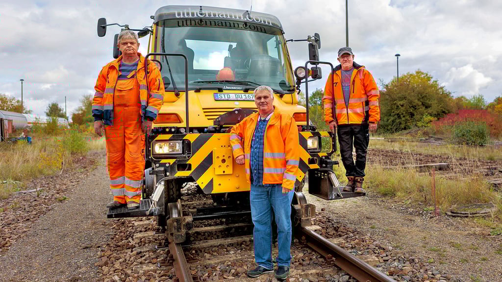 Mit diesem Zwei-Wege-Unimog wird auf den Schienen rangiert. Es fahren Hagen Markert, Steffen Raabe, Torsten Abraham (von links).