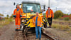 Mit diesem Zwei-Wege-Unimog wird auf den Schienen rangiert. Es fahren Hagen Markert, Steffen Raabe, Torsten Abraham (von links). 