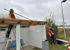 Mitarbeiter der Firma SDK Dach und Bau Karwath aus Magdeburg erneuern das Dach des Wartehäuschens am Haltepunkt Bindfelde. 