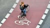 Unterwegs auf dem Fahrradschutzstreifen: Autofahrer müssen bestimmte Regeln beim Überfahren dieses Streifens beachten - Radler haben aber auch Pflichten.