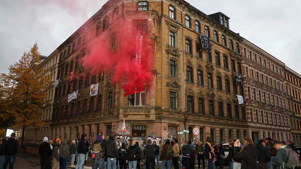 An der Fassade des besetzten Hauses in Leipzig-Einertstraße hängen Transparente.