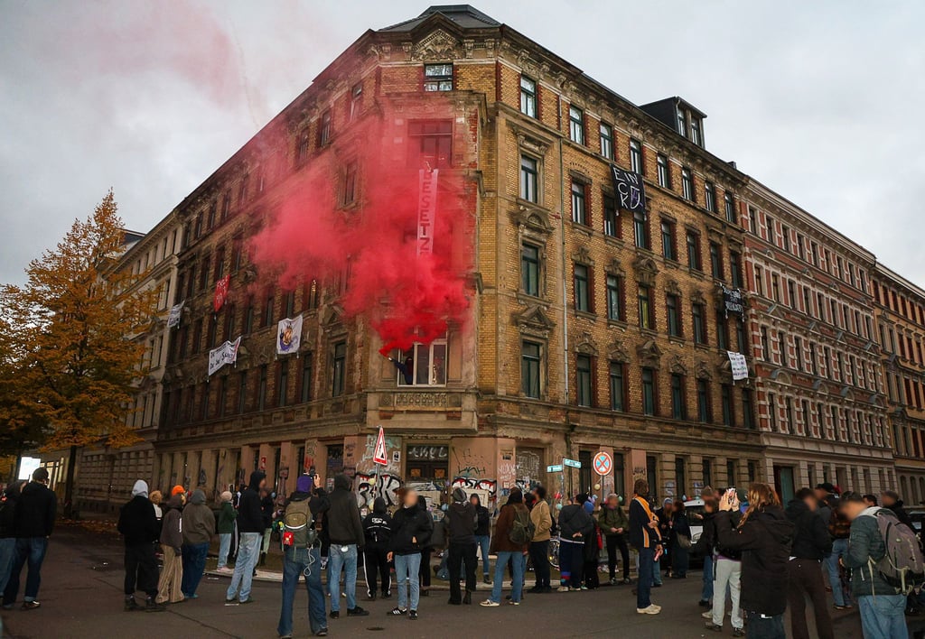 An der Fassade des besetzten Hauses in Leipzig-Einertstraße hängen Transparente.
