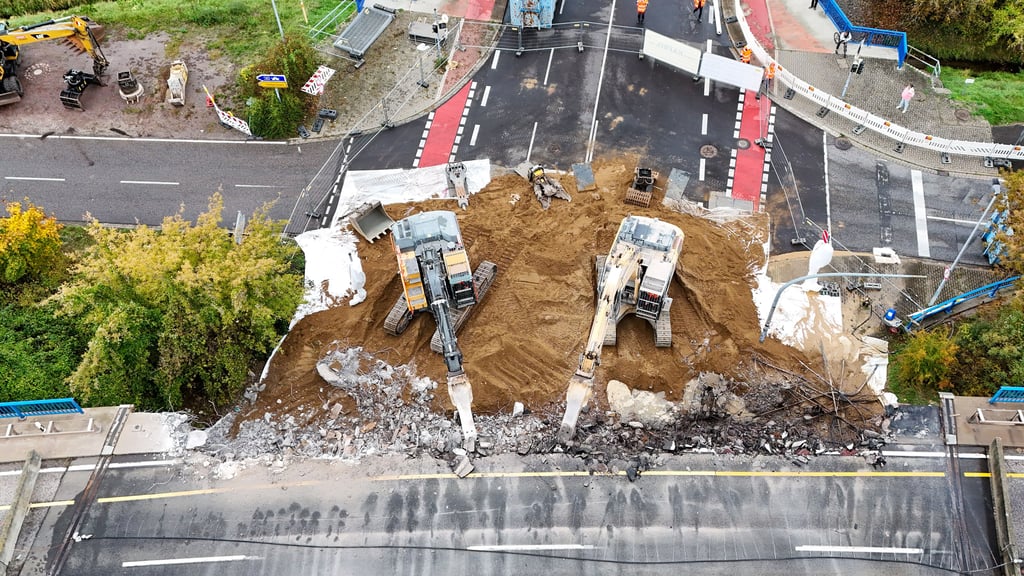 Die Ringbrücke, die über die Brenneckestraße in Magdeburg führt, wird derzeit abgerissen. An der Halberstädter Straße soll es auch bald losgehen.