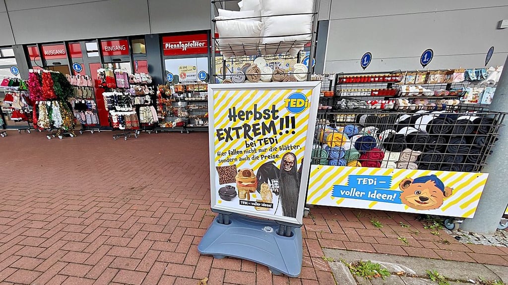 Auch der bisherige Pfennigpfeiffer-Markt im Sangerhäuser Helmepark gehört jetzt zu Tedi. Das alte Logo ist aber noch zu sehen.