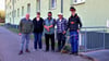 Sie setzen sich für die Wohnqualität in Havelberg im Oberfelder Weg ein: Hausverwalter Stephan Salinger (von links), Mitarbeiterin und Mieterin Anja Lorenz, Torsten Winkelmann, Inhaber des Hausmeisterservice, Jörg Villbrandt, Mitarbeiter beim Hausmeister, und Moritz Heinze, der vor gut einem Jahr eine Wohnung in der Straße bezogen hat.