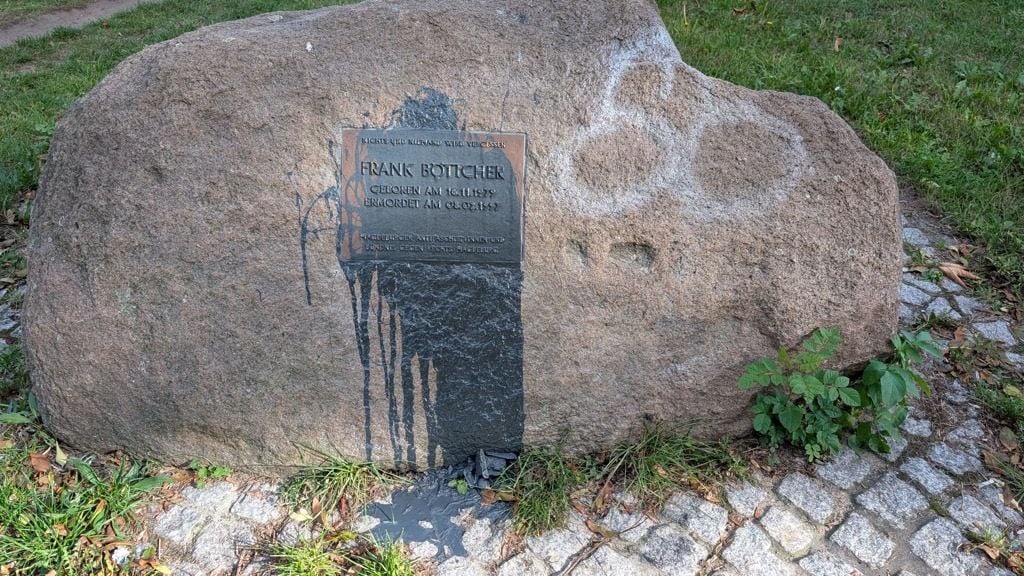 Die neue Platte zum Gedenken an den von Neonazis getöteten Frank Böttcher wurde wieder beschmiert. Der Stein steht an der Haltestelle Klinikum Olvenstedt.