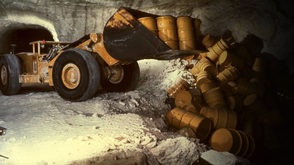 Jetzt sollen die Fässer wieder raus: Diese undatierte Aufnahme zeigt, wie Atommüll in die Schachtanlage Asse eingelagert wurde. Heute gilt sie als unsicher.