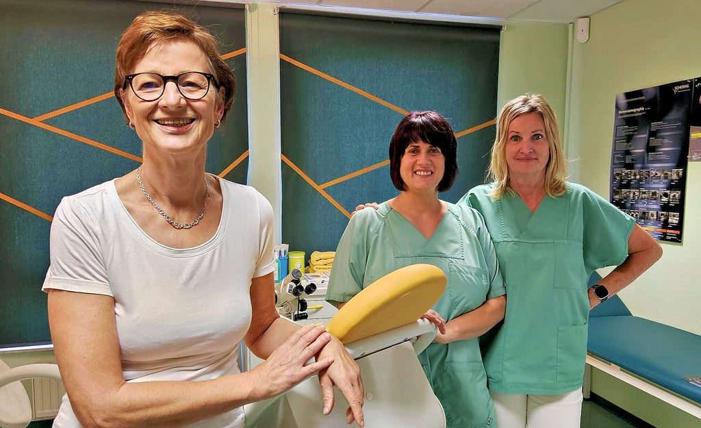 Ende des Jahres hört die Frauenärztin Irina Pfeifer auf - hier mit Schwester Heike (r.) und Schwester Melanie.
