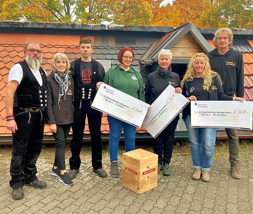 Vertreter von Tierheimen aus Wittenberg, Bitterfeld und Dessau erhalten in Gräfenhainichen jeweils einen Spendenscheck.
