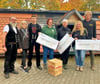 Vertreter von Tierheimen aus Wittenberg, Bitterfeld und Dessau erhalten in Gräfenhainichen jeweils einen Spendenscheck.