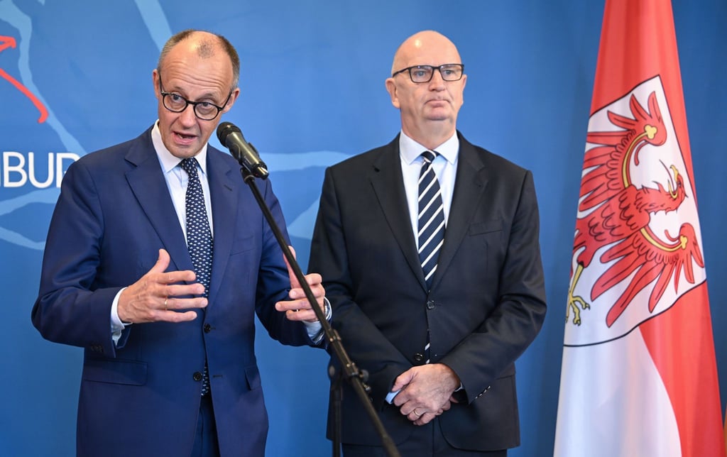 Bundeskanzler Friedrich Merz (l, CDU) war am Dienstag auf Antrittsbesuch in Brandenburg und traf Ministerpräsident Dietmar Woidke (SPD). (Archivbild)