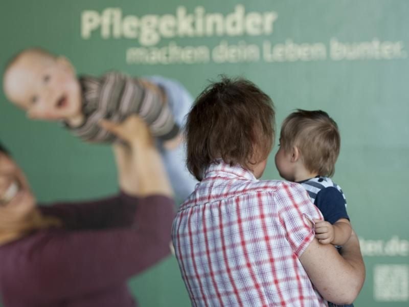 Pflegefamilien in Sachsen-Anhalt: Lenas Weg - Fallbeispiel in Halberstadt: Kindeswohlgefährdung greifbar machen für Politik, Justiz und Familien