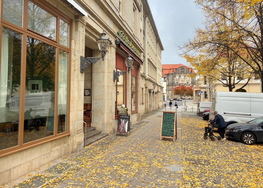 Blick in die Hartstraße in Magdeburg, rechts hinten das Magdeburger Rathaus. Auch durch diese Gasse raste am 20. Dezember 2024 der Attentäter. Hier starben fünf Menschen. Für sie wurden Gedenksteine in den Gehweg eingelassen.
