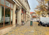 Blick in die Hartstraße in Magdeburg, rechts hinten das Magdeburger Rathaus. Auch durch diese Gasse raste am 20. Dezember 2024 der Attentäter. Hier starben fünf Menschen. Für sie wurden Gedenksteine in den Gehweg eingelassen. 