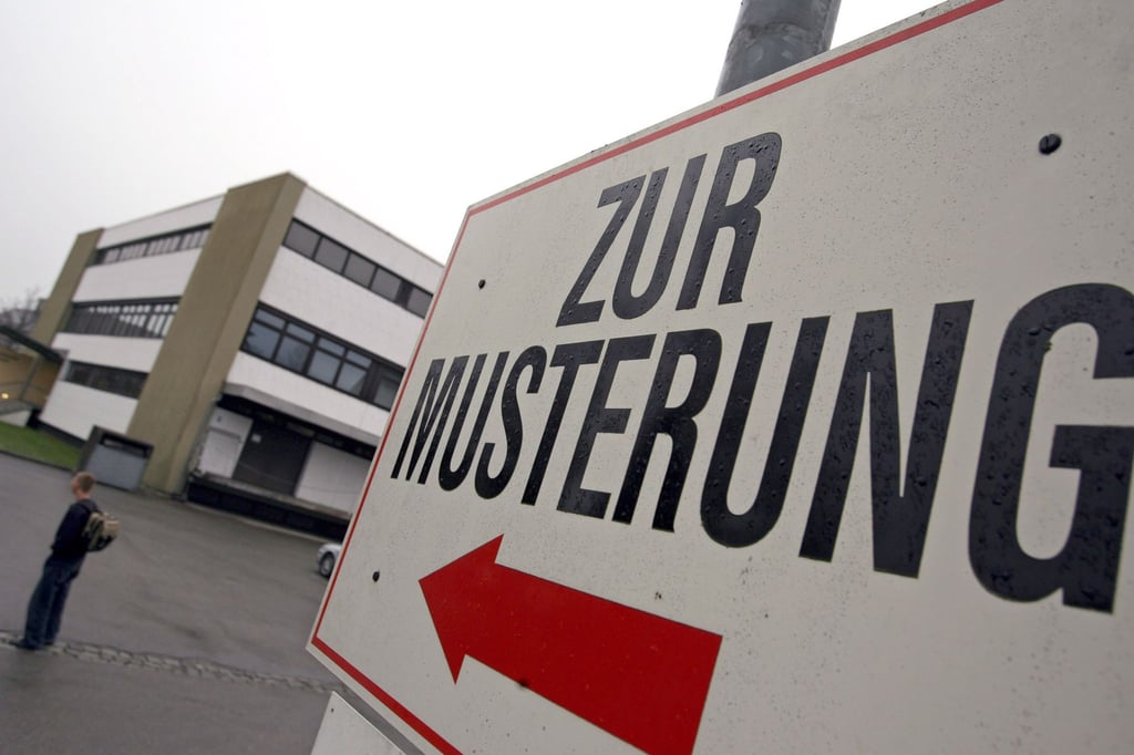 Sollen alle junge Männer wieder gemustert werden oder nur ein durch Losverfahren ausgewählter Anteil? Das ist eine der Streitfragen in der Diskussion über den künftigen Wehrdienst.