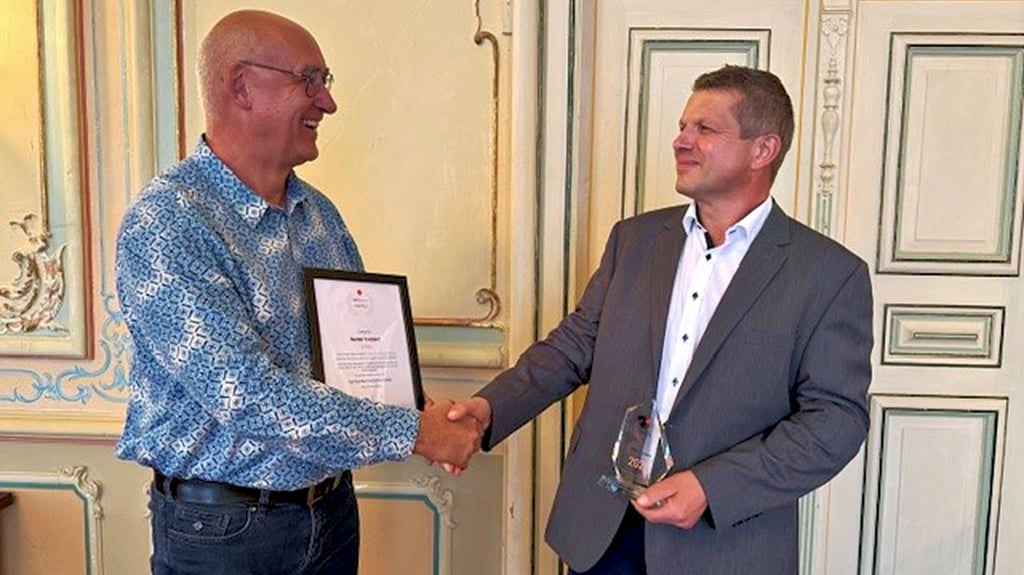 Klostermansfelds Bürgermeister Frank Ochsner (r.) bedankt sich bei Thomas Schmid für seine erfolgreiche Arbeit für die Orts-App, die ausgezeichnet wurde.