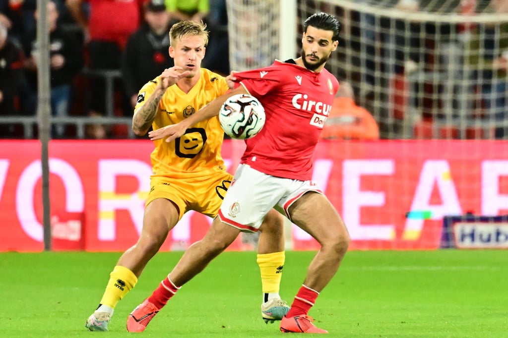 Mo El Hankouri (r.) im Trikot von Standard Lüttich.