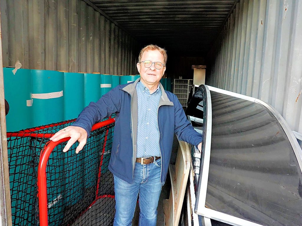 „Euroville“-Chef Dietmar Schwenke mit Floorball-Spielmaterialien.