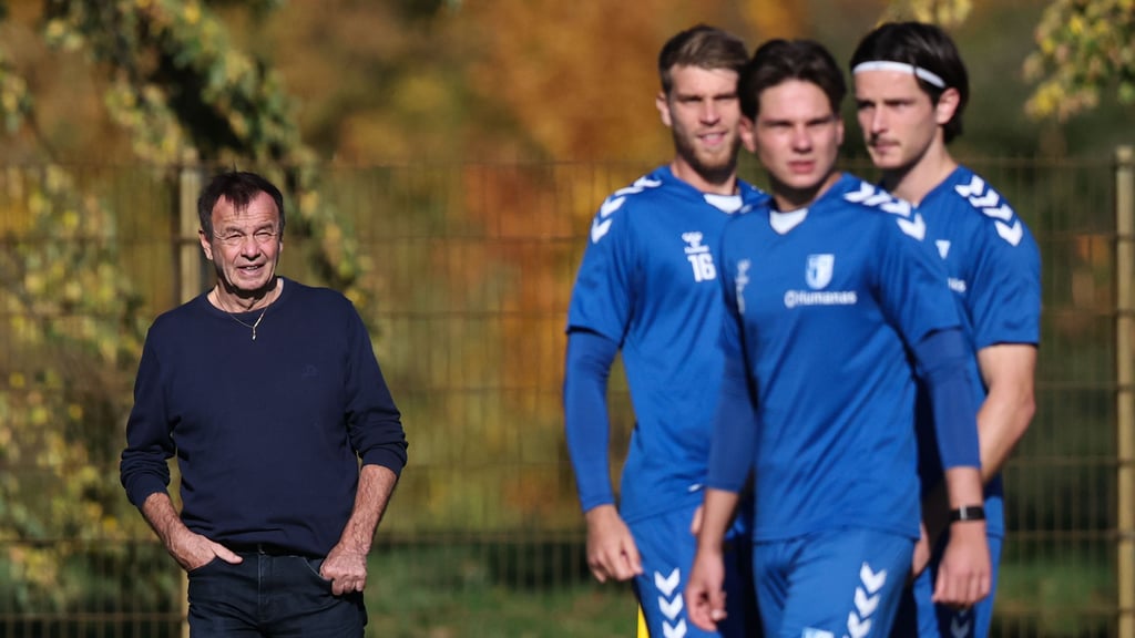 Der 1. FC Magdeburg setzt trotz eines Sommers mit vielen Fehlern weiterhin auf Sportchef Otmar Schork (links).