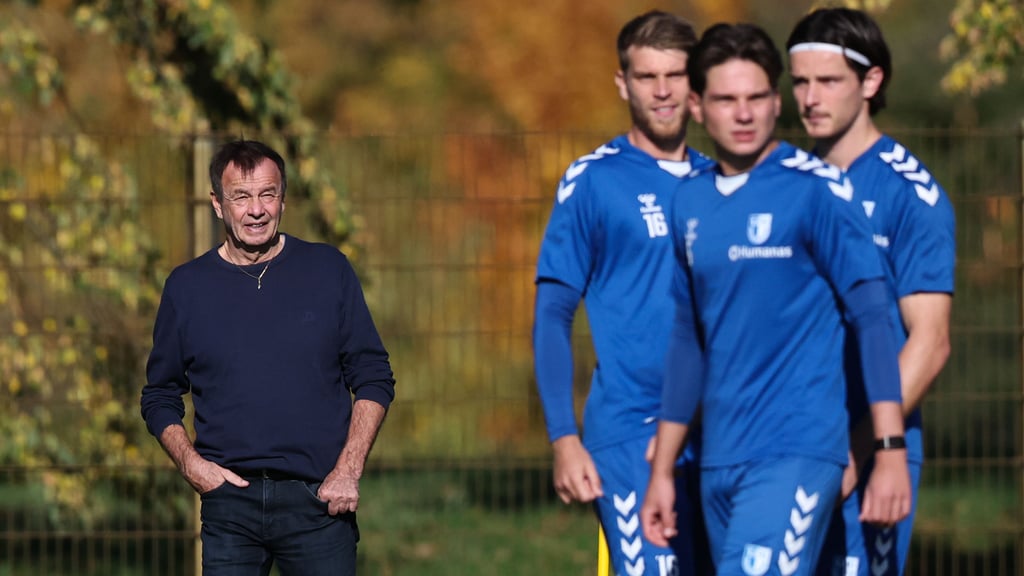 Der 1. FC Magdeburg setzt trotz eines Sommers mit vielen Fehlern weiterhin auf Sportchef Otmar Schork (links).