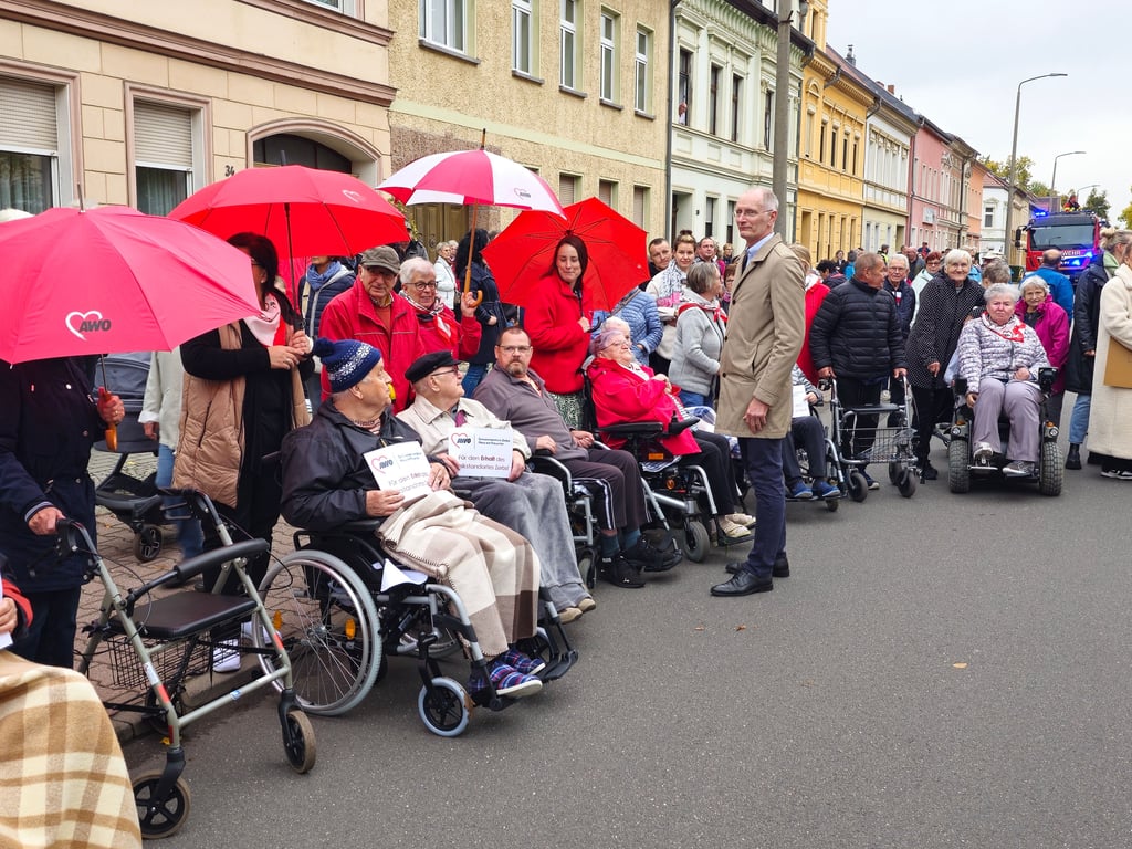 Schon bei der Demonstration gegen die Schließung der Helios Klinik Zerbst am 8. Oktober haben Mitarbeiter und Bewohner des Awo-Seniorenzentrums Flagge gezeigt.
