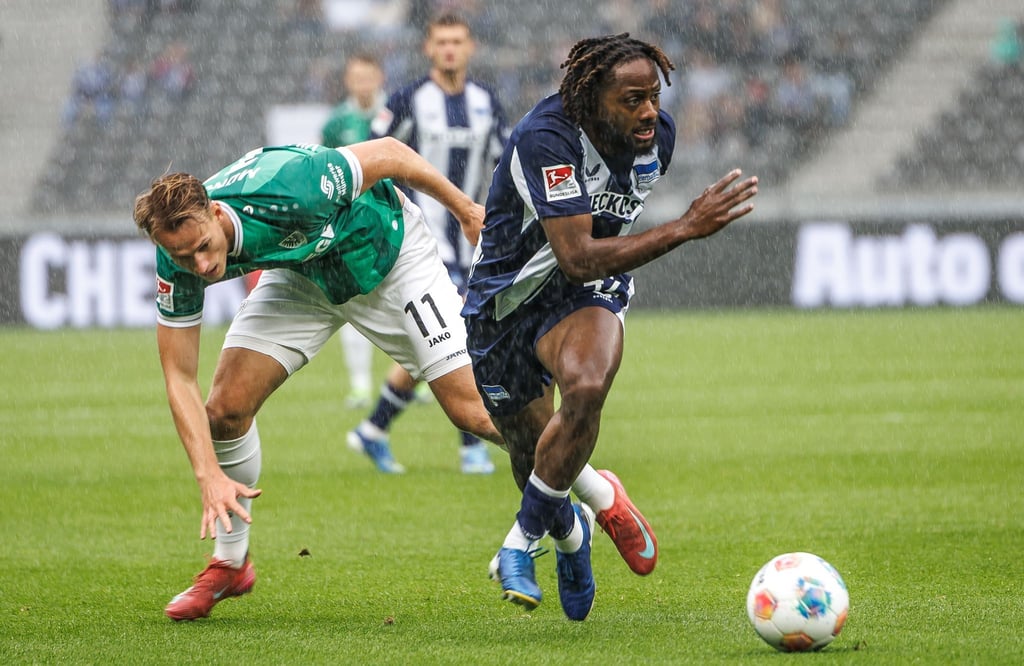 Deyovaisio Zeefuik (r) wird den Berlinern mindestens zwei Spiele fehlen. (Archivbild)