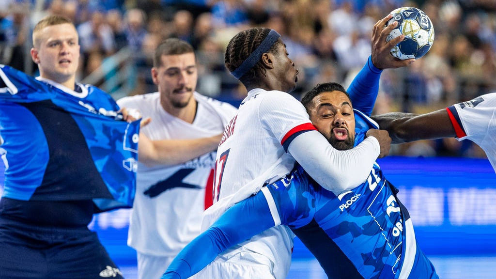 Melvyn Richardson und Wisla Plock haben gegen Paris St.-Germain (Wallem-Konrad Peleka) den Kopf noch einmal aus der Schlinge gezogen.