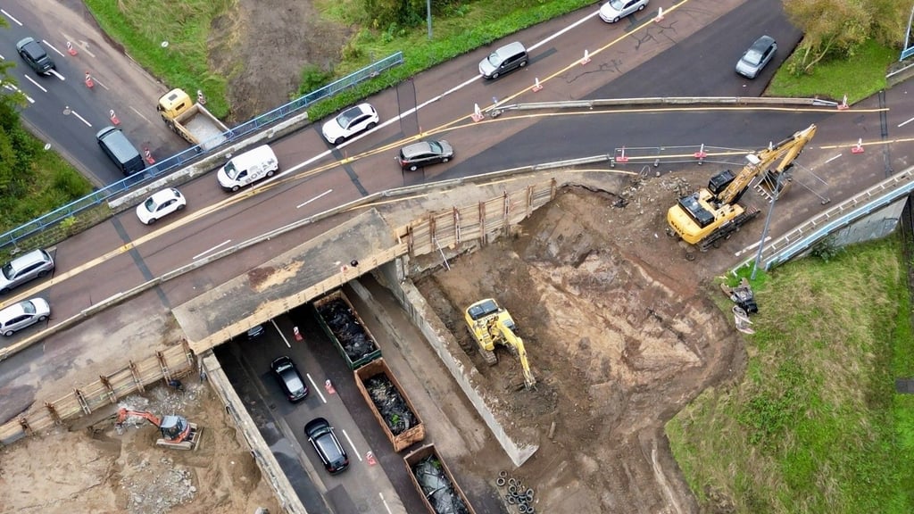 Gut zu sehen: Diese Brücke am Rennbahnkreuz ist schon fast abgerissen.