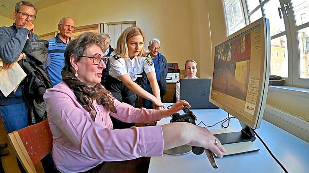 Die Teilnehmer können beim Verkehrssicherheitstag im Bestehornhaus unter anderem an einem Reaktionstest teilnehmen.