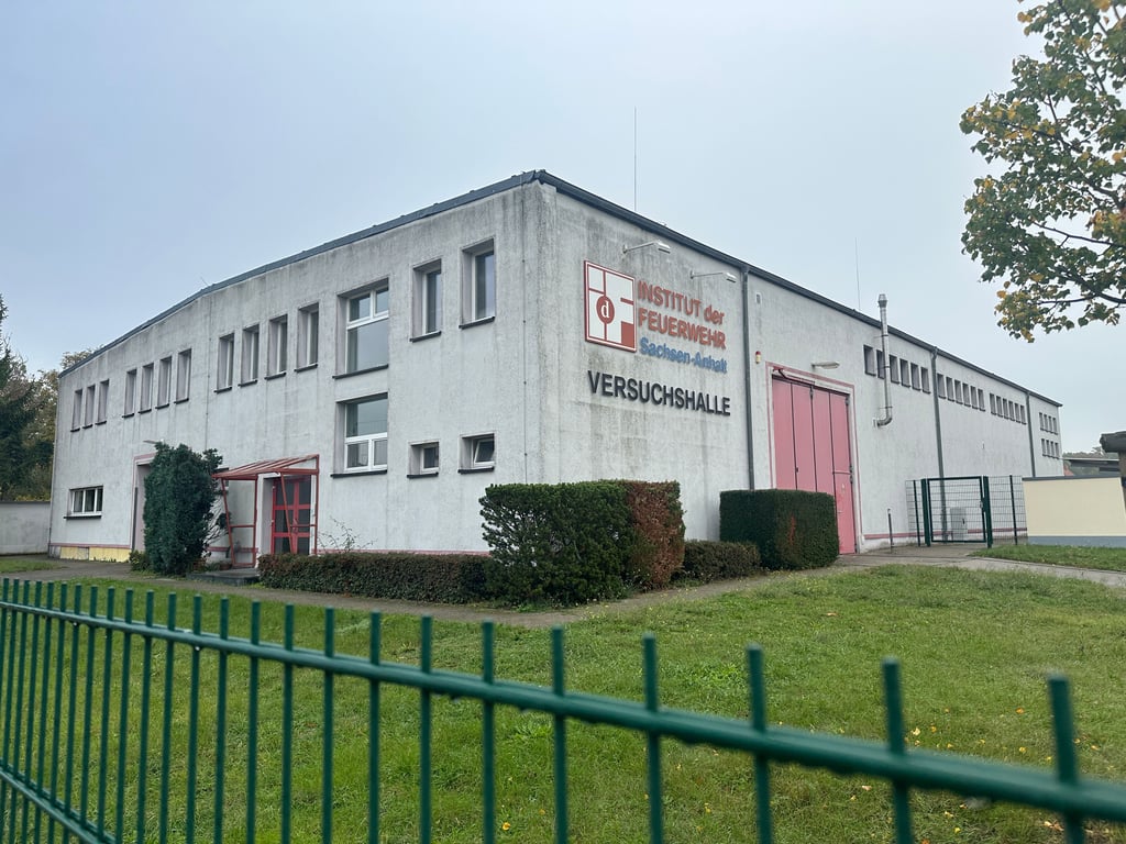 Ein Gebäude auf dem weiträumigen IBK-Gelände ist die Versuchshalle der Feuerwehr. In den Standort sollen 70 Millionen Euro des Sondervermögens fließen.