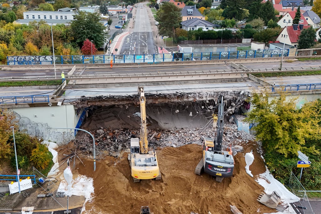 Der Abriss der Brücke über die Brenneckestraße in Magdeburg hat begonnen. Ihr Wiederaufbau wird teuer. Die Stadt Magdeburg hat nun die Kosten berechnet.