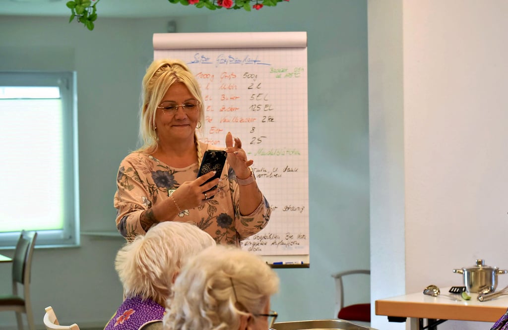 Am Montag hat Kathrin Göres die Kochgruppe besucht. Hier wurde süßer Grießauflauf zubereitet.