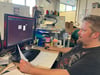 Nils Dönau arbeitet in der Buchbinderei der Lebenshilfe Mansfelder Land in Eisleben und gestaltet am PC Flyer und Werbematerialien.