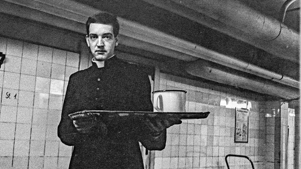 „Pater Domenicus mit dem Milchtopf“ (Ausschnitt) ist ein Bild aus einer Serie, die das „Helle Kammer“-Vereinsmitglied Gert Kiermeyer 1988 im Berliner St. Joseph-Krankenhaus aufgenommen hat.