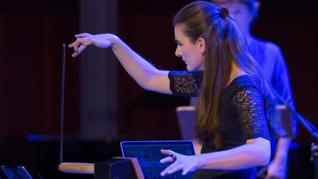 Als Solistin ist die international gefragte Thereminspielerin Carolina Eyck zu erleben. 