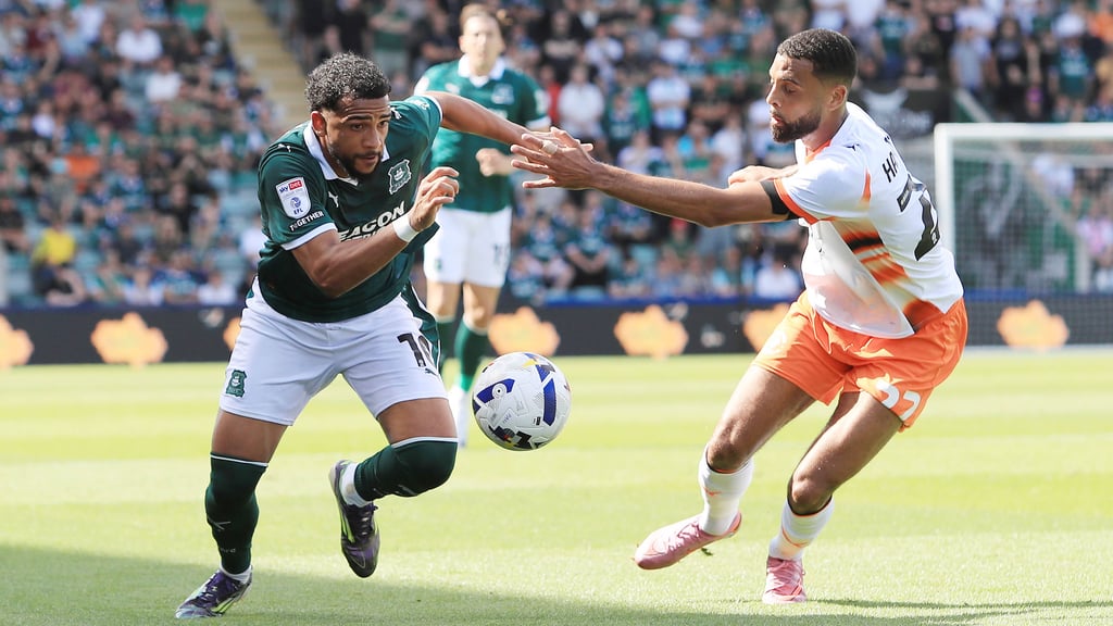 Xavier Amaechi (l.) hat sich bei Plymouth Argyle schwer verletzt, ist seit Dezember aber wieder zurück auf dem Rasen.