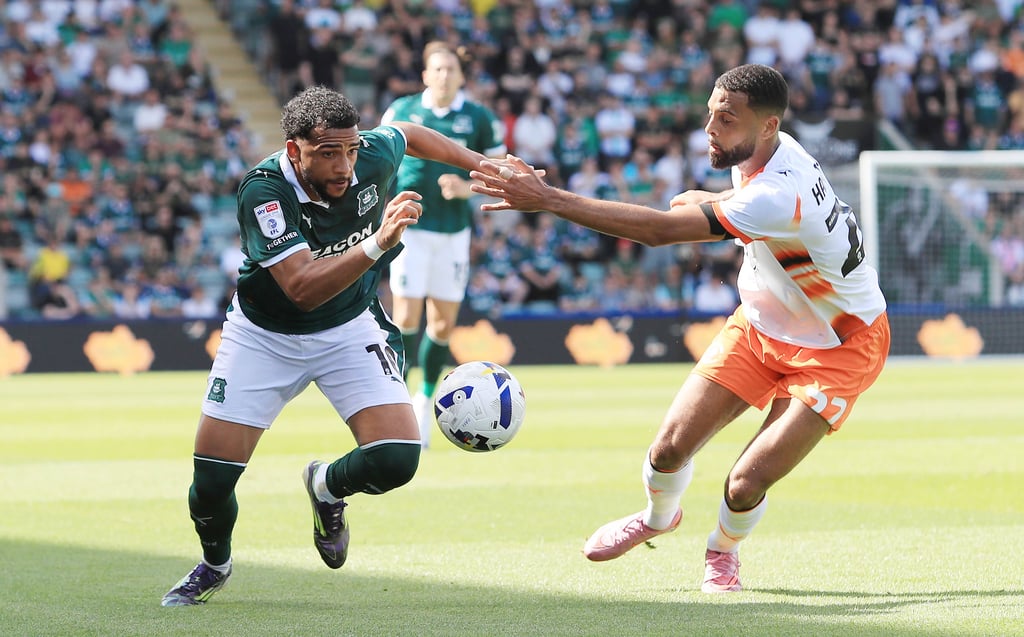 Xavier Amaechi (l.) hat sich bei Plymouth Argyle leider schwer verletzt.